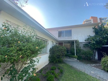 Casa en venta en Colegio San Ignacio, Providencia - 4 dormitorios, 3 baños