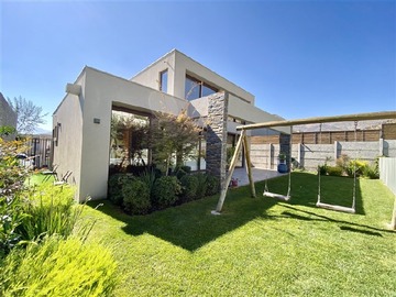 Casa en arriendo mensual en Chamisero 16663, Colina - 4 dormitorios, 4 baños