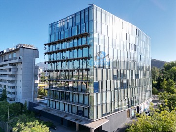 Oficina en venta en Los Dominicos 8630, Las Condes - 9 dormitorios, 4 baños