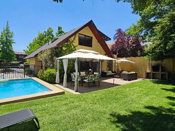 Casa en arriendo mensual en Amplio Patio con Piscina! (177757), Las Condes - 4 dormitorios, 2 baños