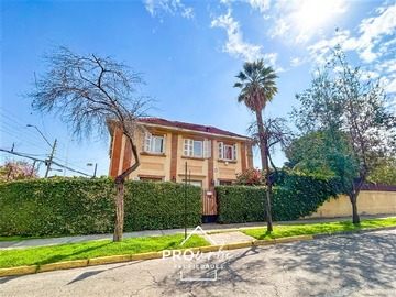 Casa en venta en Av. Regina Pacis esquina Av. Pucara, Providencia - 5 dormitorios, 5 baños