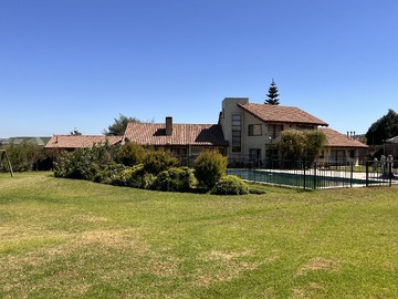 Casa en venta en Av. Los Laureles, Limache - 5 dormitorios, 7 baños
