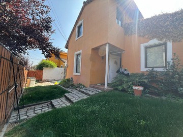 Casa en venta en El Arriero 8700, Peñalolén - 4 dormitorios, 3 baños