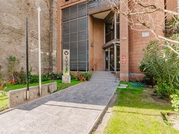 Oficina en venta en Edificio de uso mitxo | cercano a metro moneda, Santiago - 17 dormitorios, 9 baños