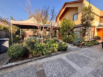 Casa en venta en Luis pasteur / juan xxiii, Vitacura - 4 dormitorios, 3 baños