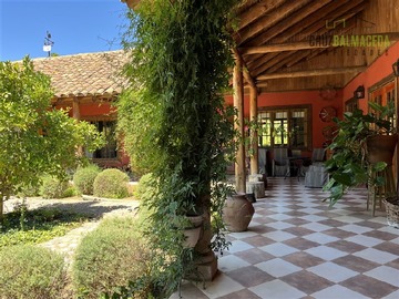 Parcela en venta en Casona Chilena completamente amoblada, impecable con lindo parque y plantación de nogales., Santa Cruz - 9 dormitorios, 6 baños