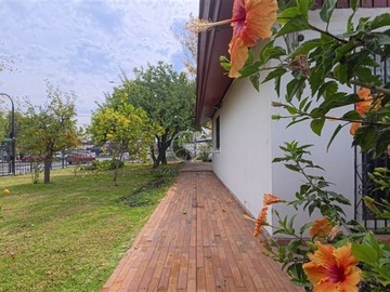 Casa en venta en Rotonda Tomas Moro, Las Condes - 3 dormitorios, 2 baños