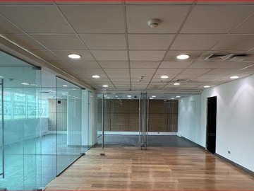 Oficina en arriendo mensual en Arrienda Oficina 317 M2 UF 114 Morande Santiago Centro