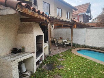 Casa en venta en Linda casa muy bien ubicada con piscina (167350), Vitacura - 5 dormitorios, 3 baños