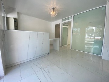 Oficina en arriendo mensual en Arriendo clinica con seremi a pasos del costanera center, Vitacura - 3 dormitorios, 2 baños