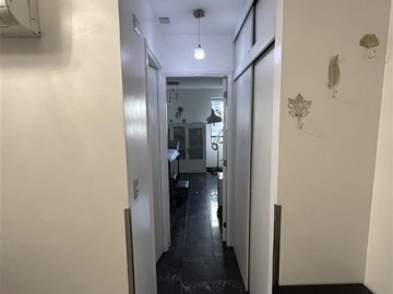 Oficina en venta en Oficina ubicada en excelente sector comercial lado estacion metro alcantara, Las Condes - 1 dormitorio, 1 baño