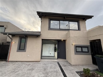 Casa en arriendo mensual en Ayres de Chicureo, Colina - 3 dormitorios, 3 baños
