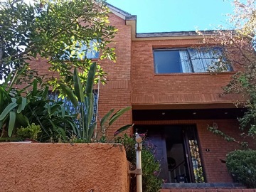 Casa en venta en Amplia Casa Aislada, sector U. de los Andes (175728), Las Condes - 5 dormitorios, 4 baños