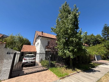 Casa en venta en Casa Amplia con Jardín // Vitacura (147036), Vitacura - 4 dormitorios, 3 baños