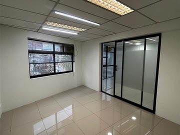 Oficina en arriendo mensual en Oficina remodelada en arriendo, sin gastos comunes, a pasos del Costanera Center, Providencia - 5 dormitorios, 2 baños