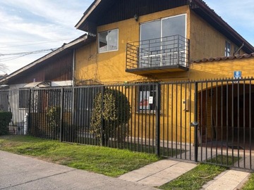 Casa en arriendo mensual en Avenida las parcelas con curacavi, Estación Central - 5 dormitorios, 3 baños