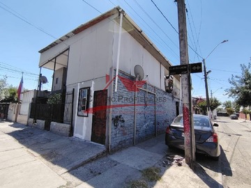 Casa en venta en Casa Esquina con 6 Departamentos Interiores, Lo Prado. - 6 dormitorios, 6 baños