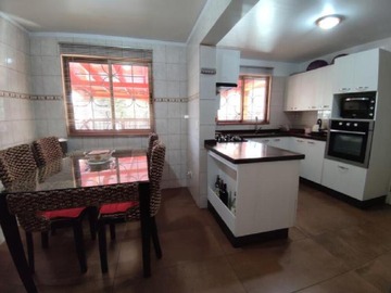 Casa en venta en Los Peumos Sur (74006), Peñalolén - 4 dormitorios, 3 baños