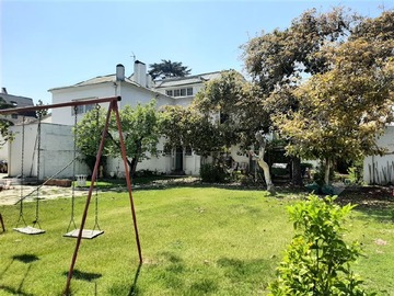 Casa en arriendo mensual en Eduardo Castillo Velasco, Ñuñoa - 5 dormitorios, 4 baños