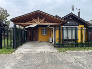 Casa en venta en Casa en Sector Centro de Pucon, Residencial y con Areas Verdes - 3 dormitorios, 2 baños