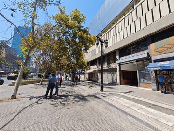 Local Comercial en arriendo mensual en Local de 524 m2 con frente a alameda, al lado hotel san francisco, metro u de chile, Santiago