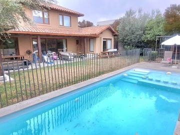Casa en arriendo mensual en A pasos colegio pedregales + escritorio, Colina - 4 dormitorios, 3 baños