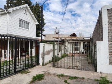 Casa en venta en Metro Fernando Castillo Velasco, La Reina - 4 dormitorios, 2 baños