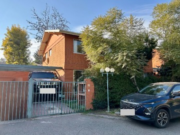 Casa en arriendo mensual en La Quebrada 9498, Las Condes, Región Metropolitana de Santiago 7550000, Chile, Las Condes - 4 dormitorios, 3 baños