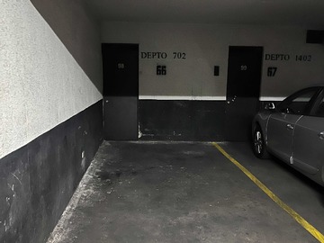 Estacionamiento en arriendo mensual en Estacionamiento cerca Metro Santa Lucía (130807), Santiago