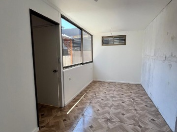 Casa en venta en Amplia Casa Calle Isabel Riquelme, Larapinta Lampa - 3 dormitorios, 1 baño