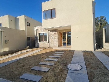 Casa en arriendo mensual en Villa alemana, Villa Alemana - 4 dormitorios, 3 baños
