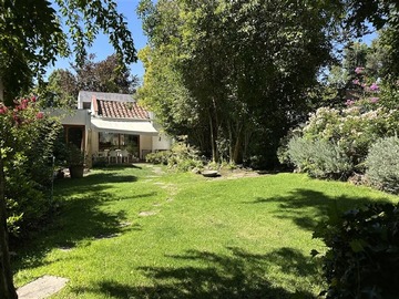 Casa en arriendo mensual en Metro Los Domínicos, Las Condes - 4 dormitorios, 3 baños