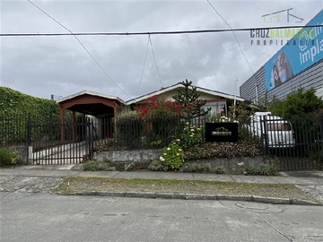 Casa en arriendo mensual en Casa ideal para uso comercial - Calle Serrano a pasos de Regimiento, Puerto Montt - 3 dormitorios, 2 baños