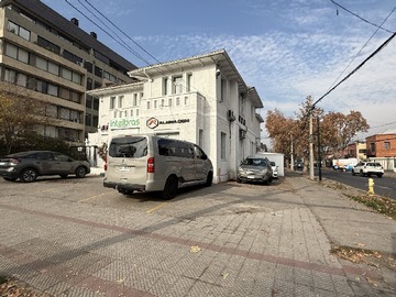Casa en venta en Entré a Metro Monseñor Eyzaguirre y Metro Irarrazabal, Ñuñoa - 20 dormitorios, 7 baños