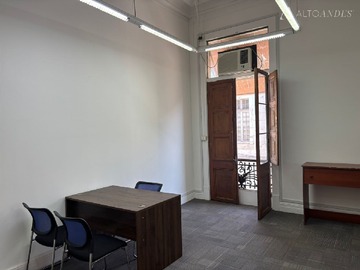 Oficina en arriendo mensual en Huérfanos 1692, Santiago - 1 dormitorio, 2 baños