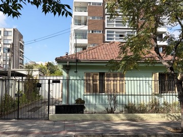 Casa en venta en Entre av fco. Bilbao y santa isabel; antonio varas, Providencia - 4 dormitorios, 2 baños