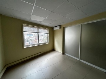 Oficina en arriendo mensual en Oficina en arriendo, sin gastos comunes, a pasos del Costanera Center, Providencia - 3 dormitorios, 2 baños