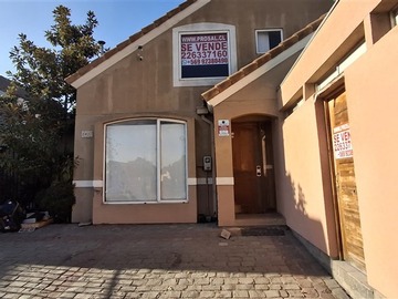 Casa en venta en Avenida El Cármen N°1427, Huechuraba - 5 dormitorios, 3 baños