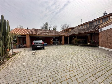 Casa en venta en Camino el Ayuntamiento Lo Barnechea, Lo Barnechea - 5 dormitorios, 4 baños