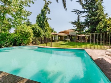 Casa en venta en Camino el pregonero, Lo Barnechea - 4 dormitorios, 3 baños