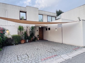 Casa en venta en Calle el embalse con consistorial, Peñalolén - 5 dormitorios, 5 baños