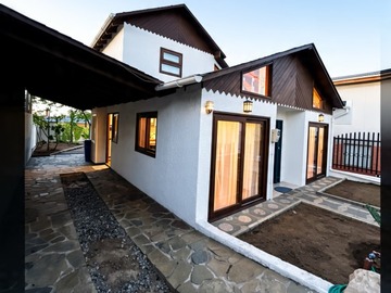 Casa en arriendo mensual en Frente a la cancha de fútbol de blanquillo, Zapallar - 3 dormitorios, 2 baños