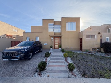 Casa en venta en Casa en Venta en Condominio Umbrales, La Serena. - 4 dormitorios, 5 baños