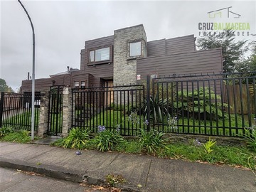 Casa en venta en Cercana a los colegios Puerto Varas y Patagonia, Puerto Varas - 5 dormitorios, 5 baños