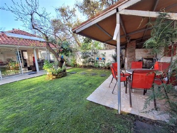 Casa en venta en Entre Irarrázaval y Av. Américo Vespucio, Ñuñoa - 4 dormitorios, 4 baños