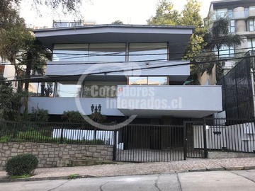 Casa en venta en Cerro san luis, Las Condes - 4 dormitorios, 5 baños