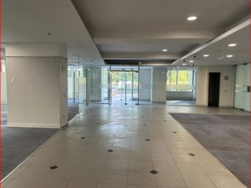 Local Comercial en arriendo mensual en Arrienda Local 412 M2 UF 239 las Condes