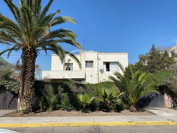 Casa en venta en Manuel Covarrubias / Brown Sur, Ñuñoa - 4 dormitorios, 1 baño