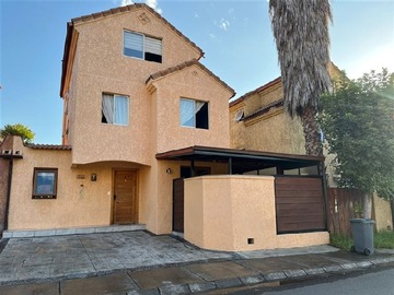 Casa en venta en Condominio Solar de Huechuraba II Portal Goya, Huechuraba - 4 dormitorios, 4 baños