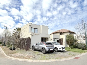 Casa en arriendo mensual en Santa Elena 278, Colina - 3 dormitorios, 3 baños